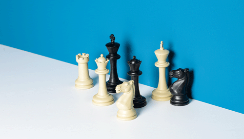 Schachfiguren symbolisieren strategische Planung und Entscheidungsfindung