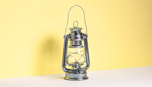 Sturmlampe als Symbolbild für Strategie und Marktorientierung